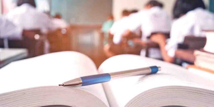 අකුරු මැකීලා කොළ ගැලවීලා බොඳ වී යයි සිතුවම්…! ඉස්සර වාගේ නෑ දැන් ඉවරයි අධ්යාපන සිස්ටම්…!