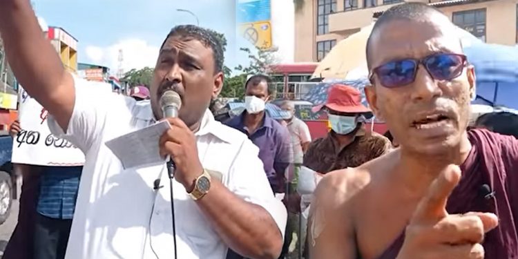 පොලිසියට තවත් පොල්ලක්! තෙල් පෝලිමේ සිටි ගුරුවරයෙක්ට පොලිසිය ගහලා! තංගල්ලේ ගුරු විදුහල්පතිවරු පාරට බහී! (VIDEO)