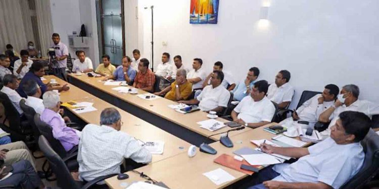 ප්‍රධාන විපක්ෂය සජබෙ-උතුරේ පක්ෂ-නැගෙනහිර පක්ෂ-දකුණේ පක්ෂ-වියතුන් සහ ප්‍රධාන සිවිල් සංවිධාන අතර මහා දැවැන්ත සන්ධානයක් රට ගොඩගැනීම උදෙසා බිහිවෙයි! (PHOTOS)
