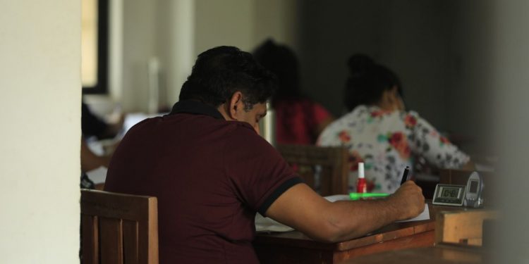 පාරිසරික විද්යාව පිළිබඳ ශාස්ත්රපති විභාගයට වාඩි වූ ලංකාවේ පළමු නායකයා! සජිත්ගේ මුල් ප්රතිපල දෙක නිකුත් වෙයි! A+ හා A-! සජිත් ඉහළින්ම සමත් වෙයි! (PHOTOS)