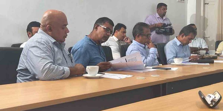 තවත් පෙරළියක්! චන්දිම වීරක්කොඩි විපක්ෂනායක කාර්යාලයේ සාකච්ජාවකට එයි! (PHOTO)