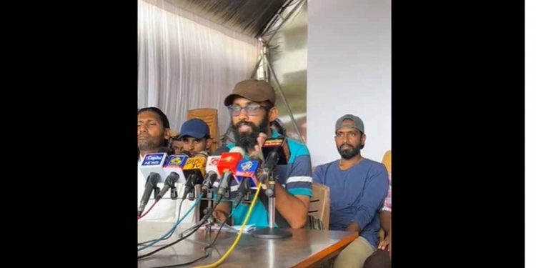 අපේ කවුරුත් ගෝඨා හම්බවෙන්න ගියේ නෑ! යෝජනා බාර දීලත් නෑ! අරගල භූමියේ හදිසි මාධ්ය හමුවක්! එතකොට අරගලයේ නමින් ජනාධිපති හම්බවෙන්න ජනාධිපති මන්දිරයට ගිය ටීම් එක කව්ද? (VIDEO)