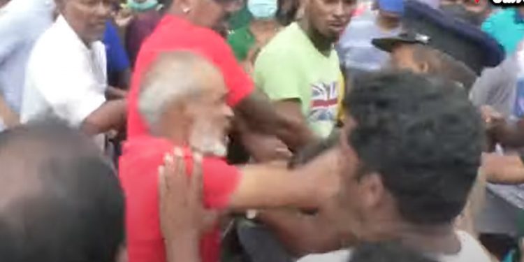 පොලිසිය මිනිස්සුන්ට ගහන්න හදයි! මිනිස්සු පොලිසියට ගහන්න හදයි! කොටහේනේදී මහා කලබලයක්! (VIDEO)