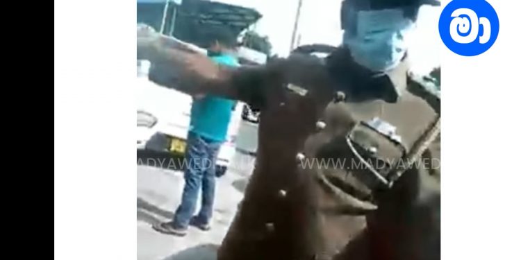 පොලිස් OIC කෙනෙක් නිලඇඳුම පිටින් පොලිසියම පච වෙන වැඩක් කරයි! මිනිස්සු පෝලිමේ සිටිද්දී ‌පෝලිම පැන කාන්තාවකට තෙල් ගහලා දෙයි! කොල්ලෙක් ප්‍රශ්න කළාම චණ්ඩි පාට් එකකුත් දමයි! (VIDEO)