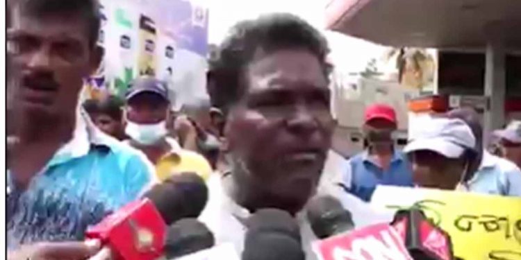 ඉන්ධන ඉල්ලා මෝදර ධීවරයෝ මුහුදු නොයා මහපාරට ඇවිත්! (VIDEO)