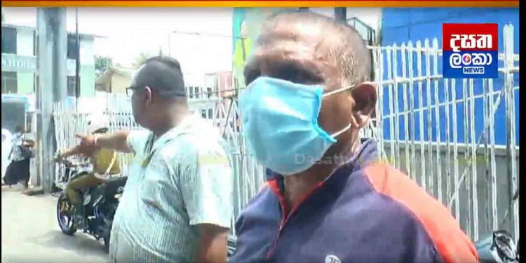 පොලිසියේ අසාධාරණයට එරෙහිව මිනිස්සු නැගිටී! නිල ඇඳුම පිටින් ‌පෝලිම් පැනලා පෞද්ගලික වාහනයකට තෙල් ගහන්න ආපු නිලධාරියෙකුට කෑ ගහලා පන්නා දමයි! (VIDEO)
