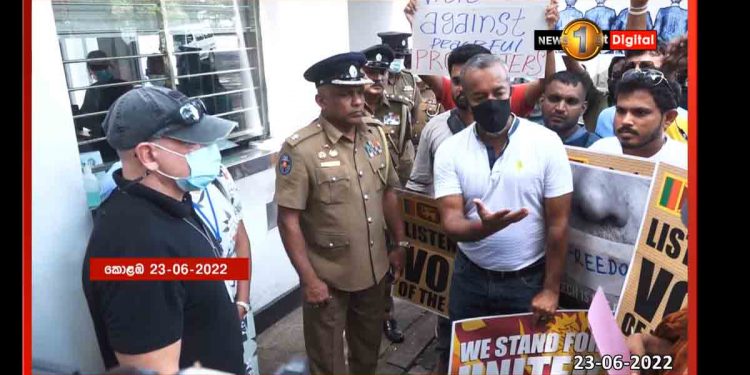 අරගලය මර්දනය කරන්න සූදානම් වෙද්දී අරගලයේ නායකයෝ සටන ජාත්‍යන්තරයට ගෙන යයි! (VIDEO)