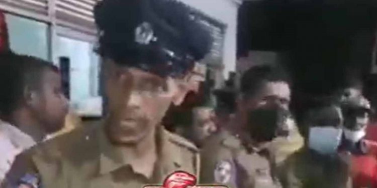 ඇත්තටම මේ පොලිස් නිලධාරියා රටටම ආදර්ශයක්! ඔහු සත්‍ය වෙනුවෙන් පෙනී සිටින නිලධාරියෙක්! (VIDEO)