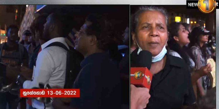 කොහුවලින් පටන් ගත් ‘කුස්සියේ විලාපය’ කටුබැද්දට සහ මහනුවරට එයි! කාන්තාවෝ හට්ටි මුට්ටි හැළි වළං අරන් මහපාරට එයි! ‌ගෝඨාටයි රනිල්ටයි දෙන්නාටම යන්න කියයි! (VIDEO)