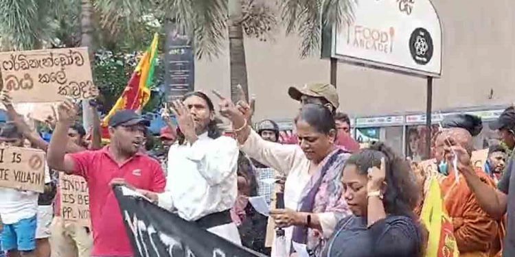 අදානිට විරුද්ධව බම්බලපිටියේ අලුත් ගොඩනැගිල්ලක් ඉදිරිපිට විශාල උද්ඝෝෂණයක්! (VIDEO)