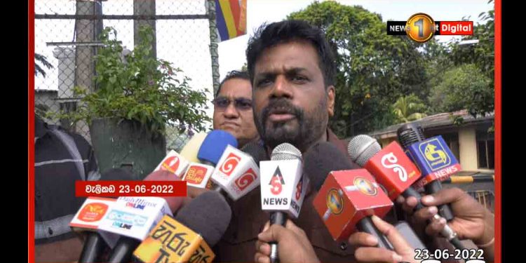 අනුරයි විජිතයි වැලිකඩ ගිහින් මහින්දගෙයි ජොනීගෙයි නම් දෙක කියයි! (VIDEO)