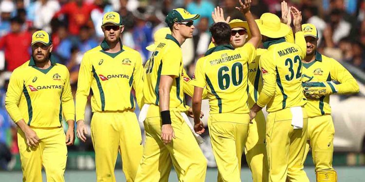අහුවෙන්න එපා! අද ක්‍රිකට් මැච් එකේ කහපාට ටීෂර්ට් වැඩේ පොහොට්ටුවේ දේශපාලන මාකටින් ගේමක්! ඉරාජ්-චතුර දෙන්නත් වැඩේට බැහැලා ඉන්න එක ගැන සැකයක්! (VIDEO)