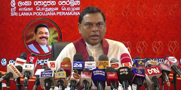 බැසිල් කපුටාස්ට බය‌ වෙයි! ඉංග්‍රීසියෙන් අහපු ප්‍රශ්නයට සිංහලෙන්ම උත්තර දෙයි! (VIDEO)
