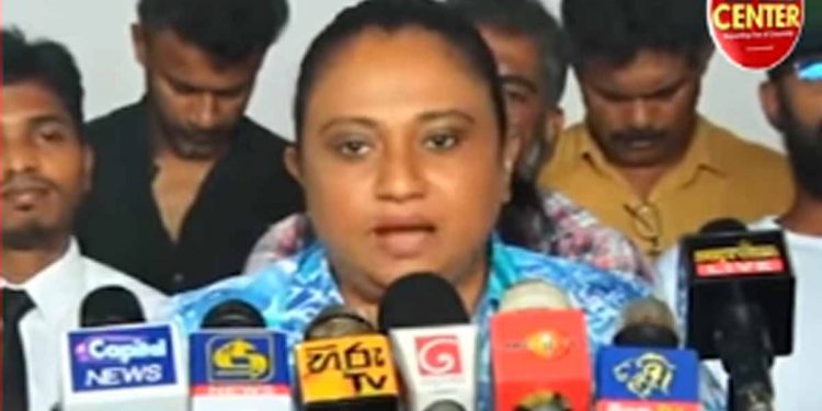 ඔය එක එක ටොපි අපිට කවන්න එන්න එපා! ඒවා අපි සූප්පු කරන්නේ නෑ! ගෝඨා ගෙදර යනකම් අපි සටන නවත්වන්නේ නෑ! අරගලයේ මුල සිටම ඉන්න එකම රංගන ශිල්පිනිය දමිතා කියයි! (VIDEO)