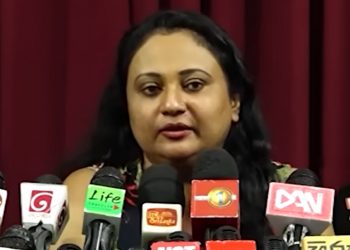 අරගලයේ ඉන්නේ කුඩුකාරයෝ-තක්කඩිද? විමල් පාර්ලිමේන්තුවේ කියපු කතාවට අරගල භූමියේ ඉන්න දමිතාගෙන් සැර උත්තරයක්! ජනාධිපතිතුමනි කරුණාකරලා ඉල්ලා අස්වෙන්න! ඔබතුමා සාර්ථක වෙනකම් ජනතාවට බලන් ඉන්න බෑ! (VIDEO)