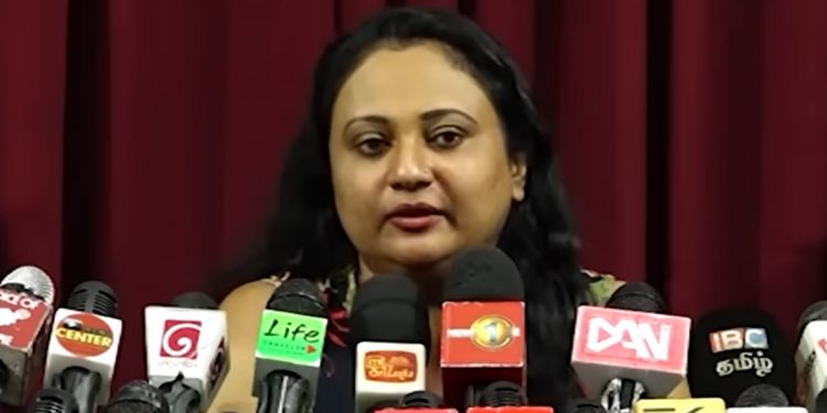 අරගලයේ ඉන්නේ කුඩුකාරයෝ-තක්කඩිද? විමල් පාර්ලිමේන්තුවේ කියපු කතාවට අරගල භූමියේ ඉන්න දමිතාගෙන් සැර උත්තරයක්! ජනාධිපතිතුමනි කරුණාකරලා ඉල්ලා අස්වෙන්න! ඔබතුමා සාර්ථක වෙනකම් ජනතාවට බලන් ඉන්න බෑ! (VIDEO)