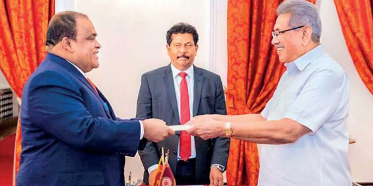 ආයෝජන ගේනවා! රස්සා හදනවා! දවසෙන් පාස්පෝට් දෙනවා! ඕවා මට ලොකු දේවල් නෙමෙයි! ඇමැතිකම ගත්ත ගමන් ධම්මික දුන්නු පොරොන්දු! (VIDEO)