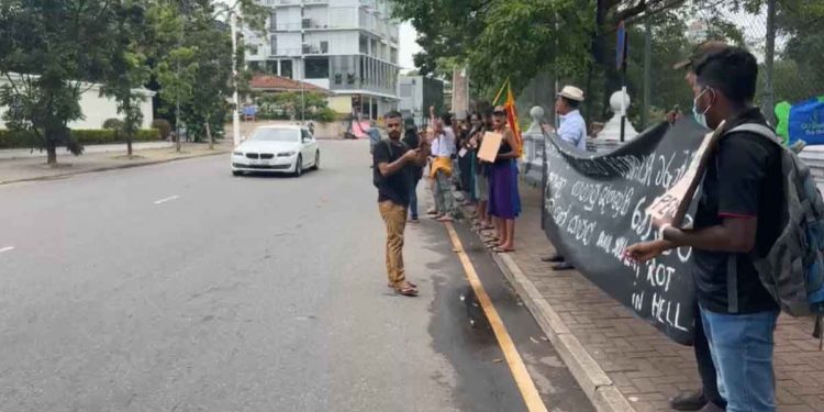 ධම්මික ඇතුළට යන්න කලින්ම ගේ ඉදිරිපිට විරෝධතාවක්! (VIDEO)