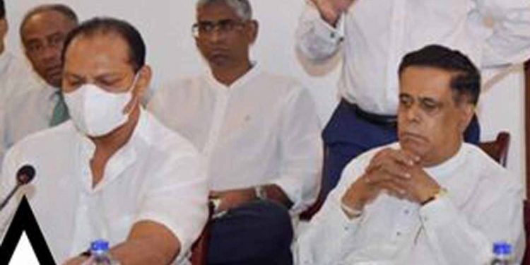 රනිල්ගේ රැස්වීමේදී දයාසිරි-ඩිලාන් වචන හුවමාරුවක! ඩිලාන් රනිල්ව උස්සද්දී දයාසිරි රනිල්ව පච කරයි!