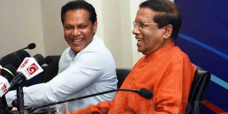 පාර්ලිමේන්තුව වර්ජනය කරනවා කියපු මෛත්රීපාලයි දයාසිරියි විජේදාස කතා කරද්දී අන්න සභාවෙ වාඩිවෙලා ඉන්නවා! (PHOTO)
