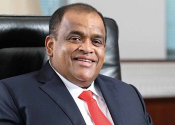 මම 87 ඉඳලා ඉන්නේ අරගලයේ! මේ අගමැති හොඳද නැද්ද කියලා සති දෙකකින් ‌විතර පෙනෙයි! අවුරුද්දක් ගානේ ව්‍යවස්ථා සංශෝධන කරන මේ වගේ රටක් කොහේවත් නෑ! ප්‍රශ්නෙ තියෙන්නේ ඩොලර් හොයන එක! මාස 6කට වගකීම දුන්නොත් කරලා පෙන්වනවා! ධම්මික පෙරේරා කරළියට එයි! (VIDEO)