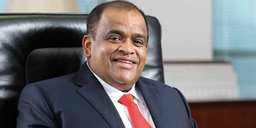 මම 87 ඉඳලා ඉන්නේ අරගලයේ! මේ අගමැති හොඳද නැද්ද කියලා සති දෙකකින් ‌විතර පෙනෙයි! අවුරුද්දක් ගානේ ව්‍යවස්ථා සංශෝධන කරන මේ වගේ රටක් කොහේවත් නෑ! ප්‍රශ්නෙ තියෙන්නේ ඩොලර් හොයන එක! මාස 6කට වගකීම දුන්නොත් කරලා පෙන්වනවා! ධම්මික පෙරේරා කරළියට එයි! (VIDEO)