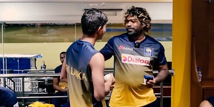 මතකද අපි කිව්වා පොඩි කොල්ලා වෙල්ලාලගේට දෙන්න මාලිංග අමතක නොවන තෑග්ගක් ලෑස්ති කරලා තියෙනවා කියලා! මැච් එකෙන් පස්සේ මාලිංග මෙන්න ඒ තෑග්ග පොඩි එකාට දුන් අපූරු මොහොත! (VIDEO)
