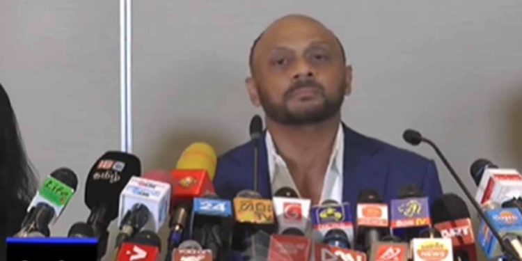 කෝප් එකේ චෝදනාවලට e-wis සභාපති වහාම උත්තර බඳී! අපිට මිලියන 645ක් ගෙව්වේ නෑ! අපිට දුන්නේ මිලියන 223යි! එහෙම ගත්ත කවුරු හරි ඉන්නවද දන්නේ නෑ! එතකොට ඉතුරු මිලියන 422 ගියේ කාගේ සාක්කුවටද? කෝප් එක ඒකත් හොයයිද? අපි බලන් ඉමු! (VIDEO)