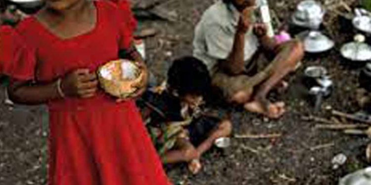 මෙන්න ඔක්කොම මොළ ඇවිත් රටට කරපු විනාසයක්! දරුවන්ට දවස් 3ක් තිස්සේ කන්න මොනවත්ම ගෙදර හරියේ නෑ! බලන් ඉන්න බැරිම තැන අම්මා කණේරු ඇට කයි! බරපතළ තත්ත්වයෙන් බදුල්ල මහරෝහලේ!