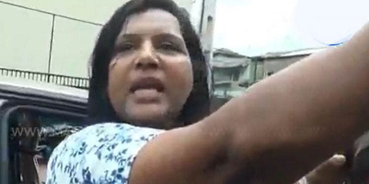 මිනිස්සු පොලිසියට බැණවදී! (VIDEO)