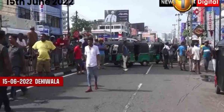 ෂෙඩ් වහලා! ඒ වුණත් කිලෝමීටර් ගණන් වාහන තෙල් පෝලිමේ! අද තෙල් ඉල්ලා ගාලු පාර දෙහිවලින් සම්පූර්ණයෙන්ම වහයි! පංචිකාවත්තත් වැහුවා! (VIDEO)