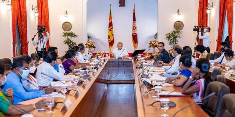 භාණ්ඩ හිඟයක් ඇතිවෙන්න දෙන්න එපා! හිතූ හිතූ මිල ගණන්වලට බඩු විකුණන්න දෙන්න එපා! ජනපති නිලධාරීන්ට උපදෙස් දෙයි!
