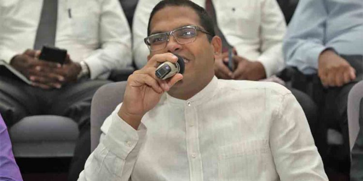 රාජපක්ෂලා හොරකම් කළේ නෑ! සල්ලි නාස්ති කළා විතරයි! දුමින්ද සිල්වා පව්! මම ඇමැතිකම ගත්තේ ‘ඔව්-නෑ’ කියලා තුණ්ඩු දෙකක් දාලා! රාජපක්ෂලාගෙන් ඇමැතිකමක් ගත් හරීන් 90%ක් වෙනස් වුණු හැටි! (VIDEO)