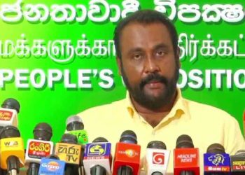 අද කන්න නැතිව අම්මලා ළමයි ගඟට විසි කරනවා! පෝලිම්වල මිනිස්සු මැරෙනවා! ඒ අස්සේ නායකයො පිට්ටනිවල ඒසී දාගෙන ව්‍යායාම කරනවා! මොන විලිලැජ්ජ නැති නායකයොද මේ! හෙට අනිද්දා වෙද්දි මිනිස්සු මේ නායකයන්ට පාරෙ යද්දි හිටවලා ටොකු අනීවි! (VIDEO)