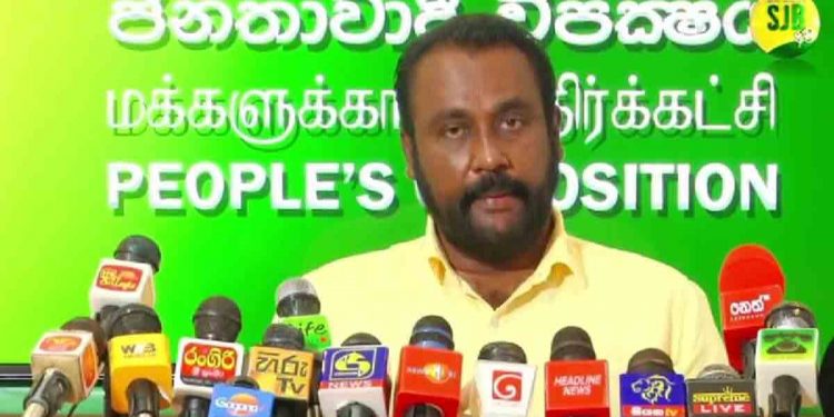 අද කන්න නැතිව අම්මලා ළමයි ගඟට විසි කරනවා! පෝලිම්වල මිනිස්සු මැරෙනවා! ඒ අස්සේ නායකයො පිට්ටනිවල ඒසී දාගෙන ව්යායාම කරනවා! මොන විලිලැජ්ජ නැති නායකයොද මේ! හෙට අනිද්දා වෙද්දි මිනිස්සු මේ නායකයන්ට පාරෙ යද්දි හිටවලා ටොකු අනීවි! (VIDEO)