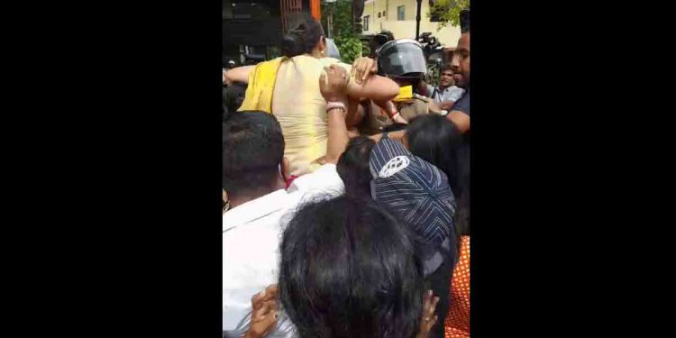 රනිල්ගේ නිවස ඉදිරිපිට උණුසුම් තත්ත්වයක්! පොලිස් බාධක නොතකා හිරුණිකා යකඩ බැරියර් එක උඩට නගී! (VIDEO)