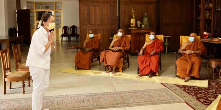 අලුත් අමෙරිකානු තානාපතිනිය හැම තැනකටම රිංගයි! වජිරාරාම පන්සලටත් ගිහින්! මේ එන්න යන්නේ මොකාටද?
