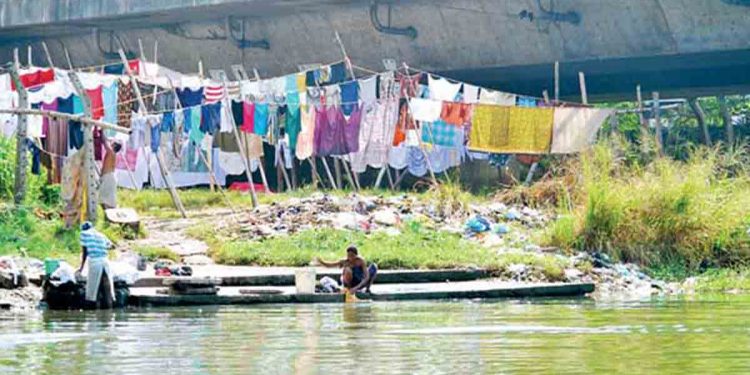 ජීවත් වෙන්න බැරි නිසා දරුවා කැළණි ගඟට දාලා මවත් පනින්න හදලා!