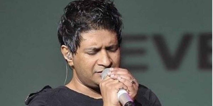 බොලිවුඩ් සිනමාවේ සුපිරි ගී තරුව KK ප්‍රසංගයක් අතරතුර ඇද වැටී මියයයි!