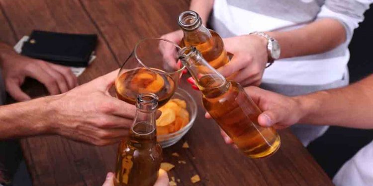 ඉන්න හිටින්න කන්න විතරක් නෙමෙයි මිනිස්සුන්ට බොන්නත් එපා වෙයි!