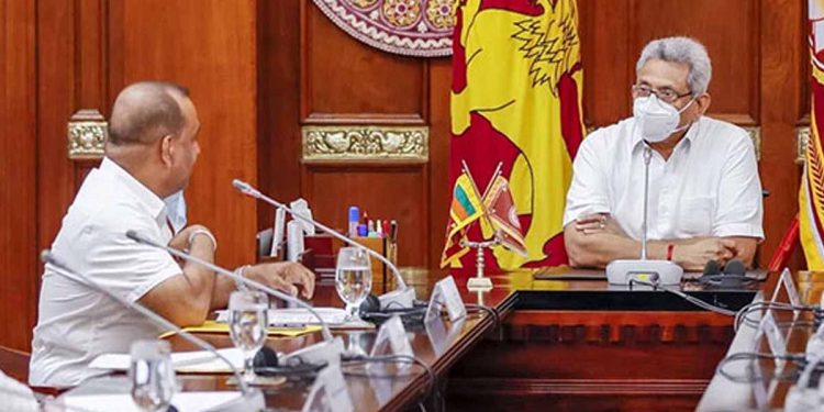 ඊයෙ ජනාධිපති දෙනවා කියනවා! අද කෘෂිකර්ම ඇමැති දෙන්නෙ නෑ කියනවා! මේ දෙක ඇහුවාම හිතෙන්නෙ ඊළඟ කන්නෙත් ගොවියන්ට දෙයියන්ගේම පිහිටයි වගේ!
