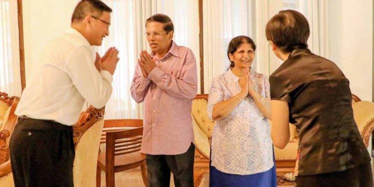 ජාත්යන්තර මොළේ පිස්සු කෙළිද්දී චීන තානාපති බිරිය එක්ක පොලොන්නරුවටම ගිහින් මෛත්රීව මුණගැසෙයි! (PHOTOS)