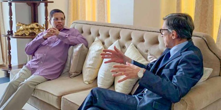 මෛත්රීගේ ලියුමට පුටින් හැරෙන තැපෑලෙන් උත්තර එවයි! කයිය නොගැහැව්වට මෛත්රීට නම් ජාත්යන්තරයේ පිළිගැනීමක් තියෙනවා වගේ!
