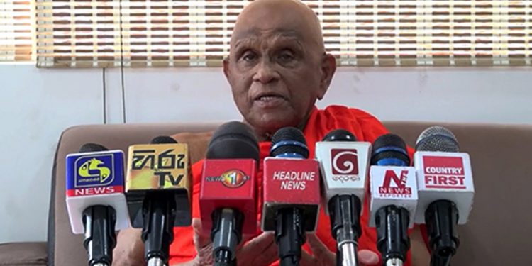 සව් ටිකක්වත් ගන්න මිනිස්සුන්ට සල්ලි නෑ! 1948න් පස්සෙ රටට මෙහෙම වෙලා නෑ! කරතොත් කරපං හරියට – බැරිනම් පලයං අහකට! ආණ්ඩුව ගේන්න ලොකු වැඩ කොටසක් කළ මුරුත්තෙට්ටුවේ හිමි යළි කතා කරයි!
