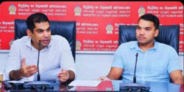 නාමල් කාංචනගෙ තෙල් බෙදන රැස්වීමට වාඩි වුණේ බලපෑමක් කරන්නද? කාංචන හිටිහැටියේ මාධ්‍යයට කියපු කතාව! (VIDEO)