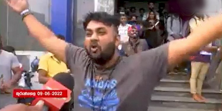 පාස්පෝර්ට් ඔෆිස් එක කොල්ලො කෙල්ලන්ගෙන් පිරී යයි! එක කොල්ලෙක් රටේ සියලුම කොල්ලො කෙල්ලො වෙනුවෙන් රට විනාශ කරපු එවුන්ට හෙණ පිට හෙණ ඉල්ලයි! කොල්ලො කෙල්ලො අත්පොළසන් දෙයි! (VIDEO)