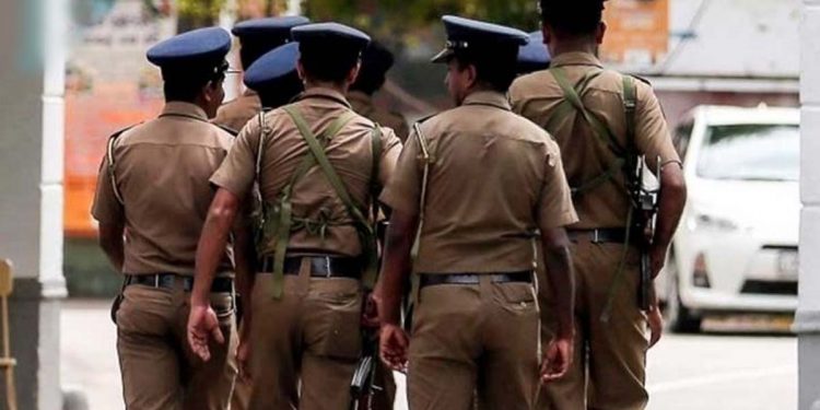 කඩවත පොලිසිය පෝලිම්වල මිනිස්සුන්ට ගහනවා! මිනිස්සු වීඩියෝ කරනවා! ෆෝන් උදුරනවා! (VIDEO)