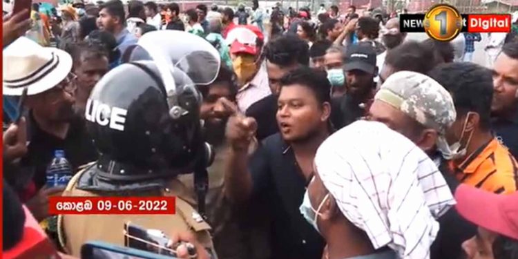ගෝඨාගෝගමට ගහලා මාසයයි! ගහපු එවුන් අල්ලන්න කියලා පොලිස් මූලස්ථානයට ගිය අරගලකරුවන්ට අදත් කඳුලු ගෑස් වරුසාවක්! අමුතුම තාලයේ විරෝධයකුත් දක්වයි! (VIDEO)