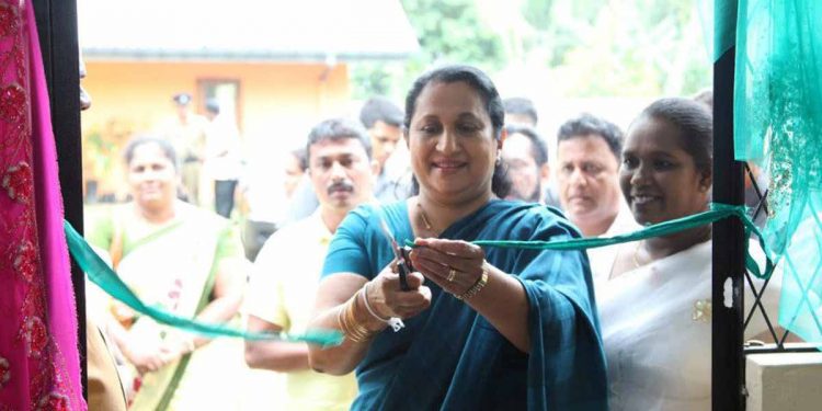 බැසිල්ගේ බිරිය පුෂ්පා රාජපක්ෂ අද උදේම රටින් පිටවෙයි! අමෙරිකාව බලා පිටත්ව යයි!