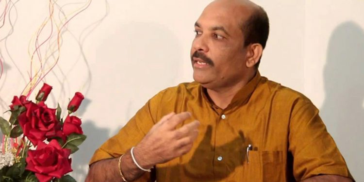 එජාප මහලේකම් රංගේ බණ්ඩාර තෙල් ප්‍රශ්නයේ සුලමුල හොයාගනී! ත්‍රීවීල් කට්ටිය ෆුල් ටෑන්ක් ගහලා එළියෙ වැඩි මිලට ජාවාරම් කරනවා! දෙවුන්දර තුඩුවෙ ඉඳන් ‌පේදුරු තුඩුව දක්වා හැම ගෙයක්ම පරීක්ෂා කරන්න ඕනෑ! නැව් 5ක තෙල් ගෙවල්වල හංගගෙන ඉන්නවා! (VIDEO)